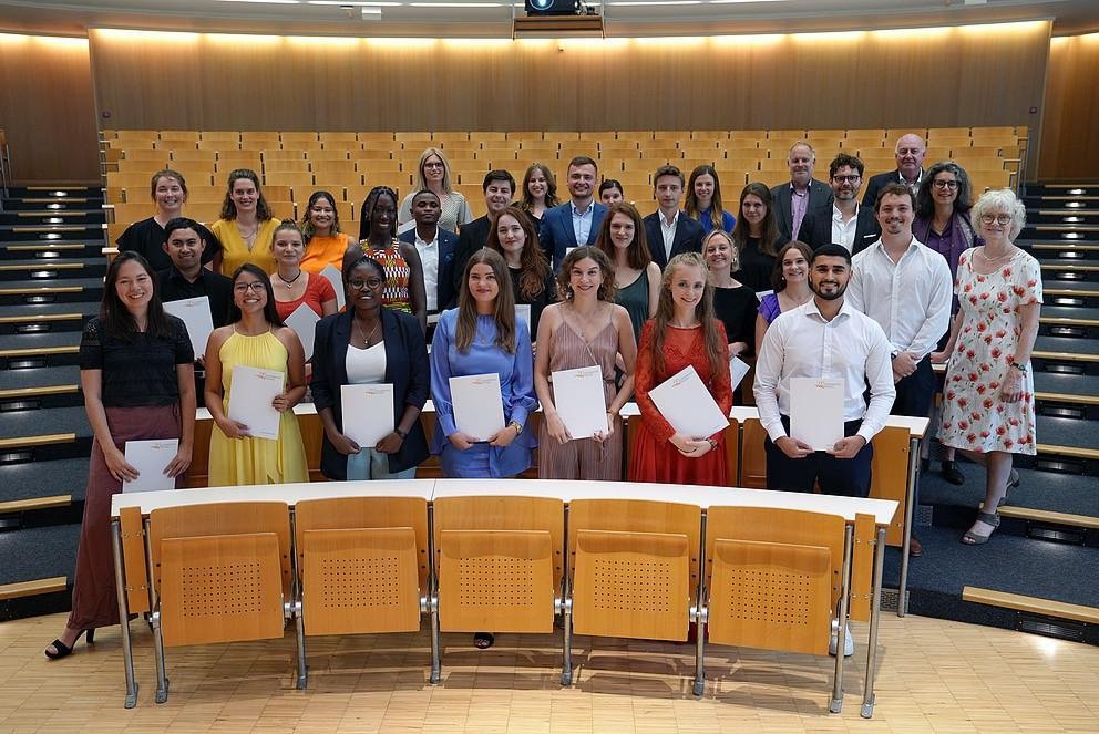 Gruppenfoto der Absolventinnen und Absolventen