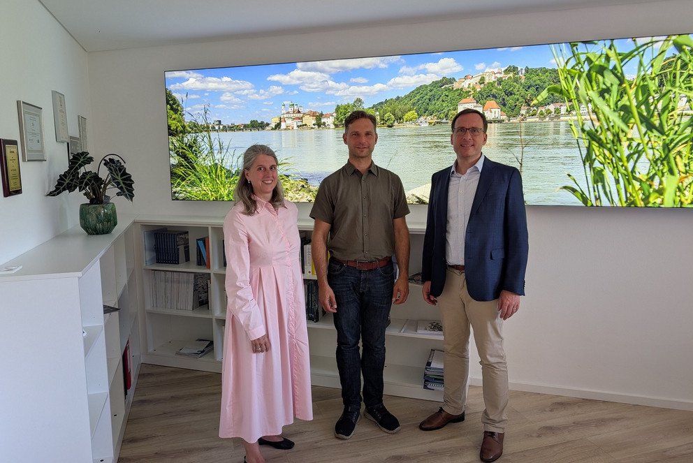 Im Gespr&auml;ch mit der neuen Universit&auml;tsleitung, (von links nach rechts): Barbara Tasch, Landtagsabgeordneter Toni Schuberl und Pr&auml;sident Prof. Dr. Jan H. Schumann; Foto: Universit&auml;t Passau.
