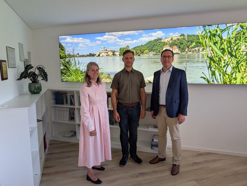 Im Gespr&auml;ch mit der neuen Universit&auml;tsleitung, (von links nach rechts): Barbara Tasch, Landtagsabgeordneter Toni Schuberl und Pr&auml;sident Prof. Dr. Jan H. Schumann; Foto: Universit&auml;t Passau.
