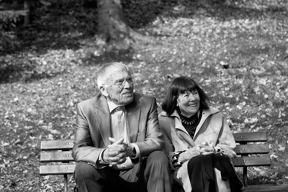 Das Ehepaar Rainer und Elisabeth Kunze sitzen lächelnd auf einer Bank in ihrem Garten in Obernzell/Erlau