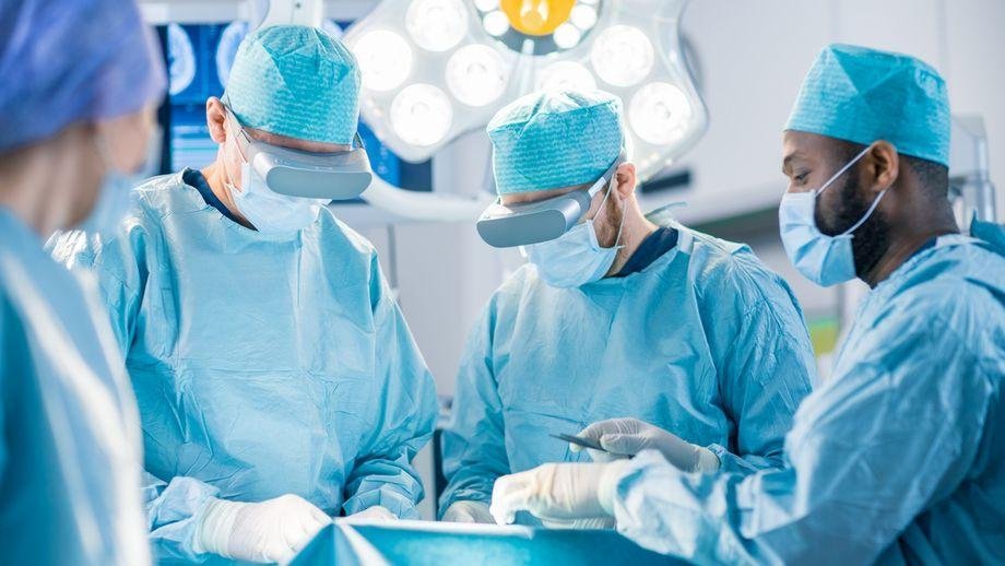 Surgeons Wearing Augmented Reality Glasses Perform State of the BMBF-Projekt GreifbAR - geschickte Interaktion mit realen Werkzeugen in virtuellen Welten