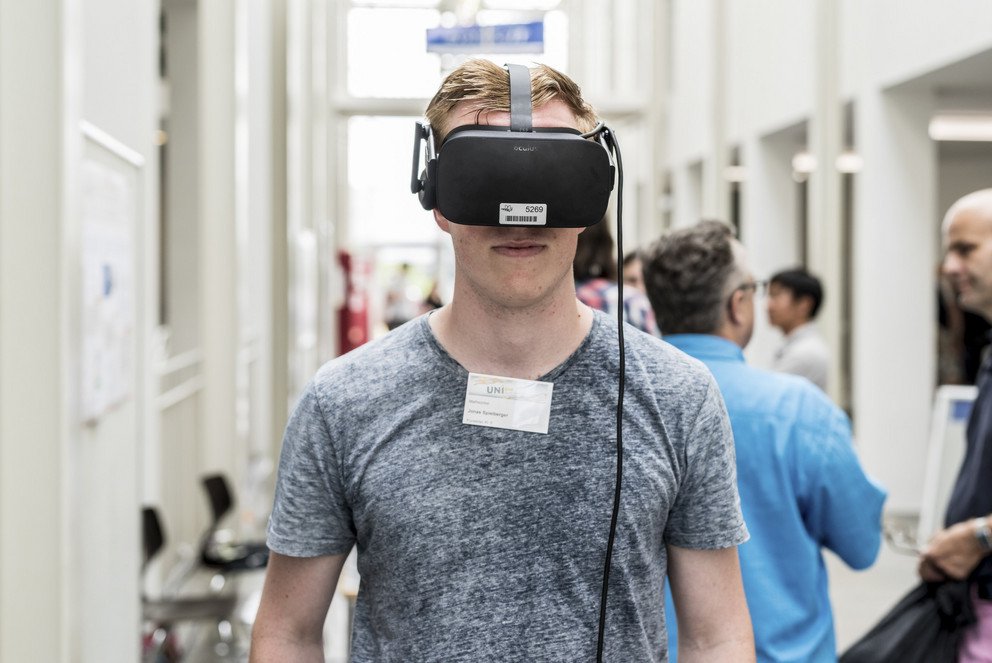 Das Foto zeigt eine Person die eine VR-Brille trägt.