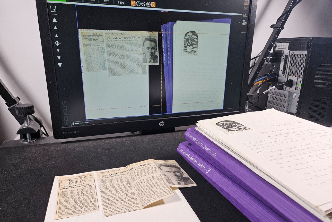Vorbereitung der Digitalisierung von neuen Archivmaterialien zur Entstehungsgeschichte des Prosabandes "Die wunderbaren Jahre" von Reiner Kunze im Labor f&uuml;r Kulturgutdigitalisierung an der Universit&auml;t Passau. (Foto: Linda v. Keyserlingk)