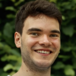 Porträt von Lorenz Elter vor grünem Hintergrund