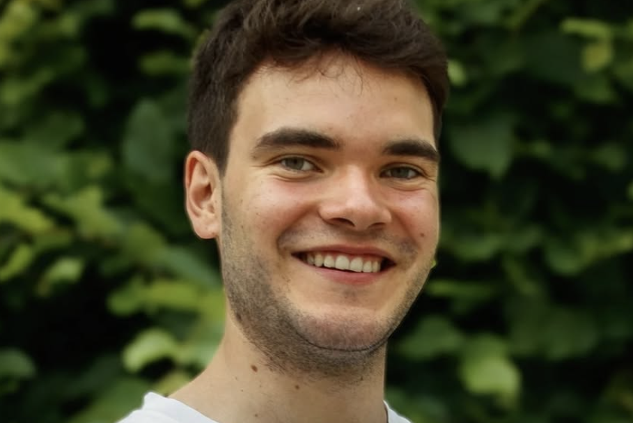 Porträt von Lorenz Elter vor einem grünem Hintergrund