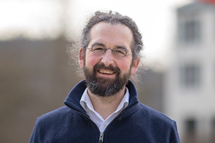 Foto von Prof. Dr. Florian T&ouml;pfl auf dem Campus der Universit&auml;t Passau