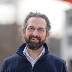 Foto von Prof. Dr. Florian Töpfl auf dem Campus der Universität Passau