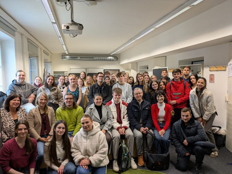 Dr. Doris Cihlars (sitzend, 2.v.r.) und ihre tschechischen Kollegen doc. PaedDr. Hana Andr&aacute;&scaron;ov&aacute;, Ph.D. (sitzend, 2. Reihe, 1.v.l.) und RNDr. PhDr. Jan Fial&aacute;, Ph.D. (sitzend, 3.v.r.) bedankten sich beim DiLab-Team f&uuml;r die Unterst&uuml;tzung; Foto: Universit&auml;t Passau
