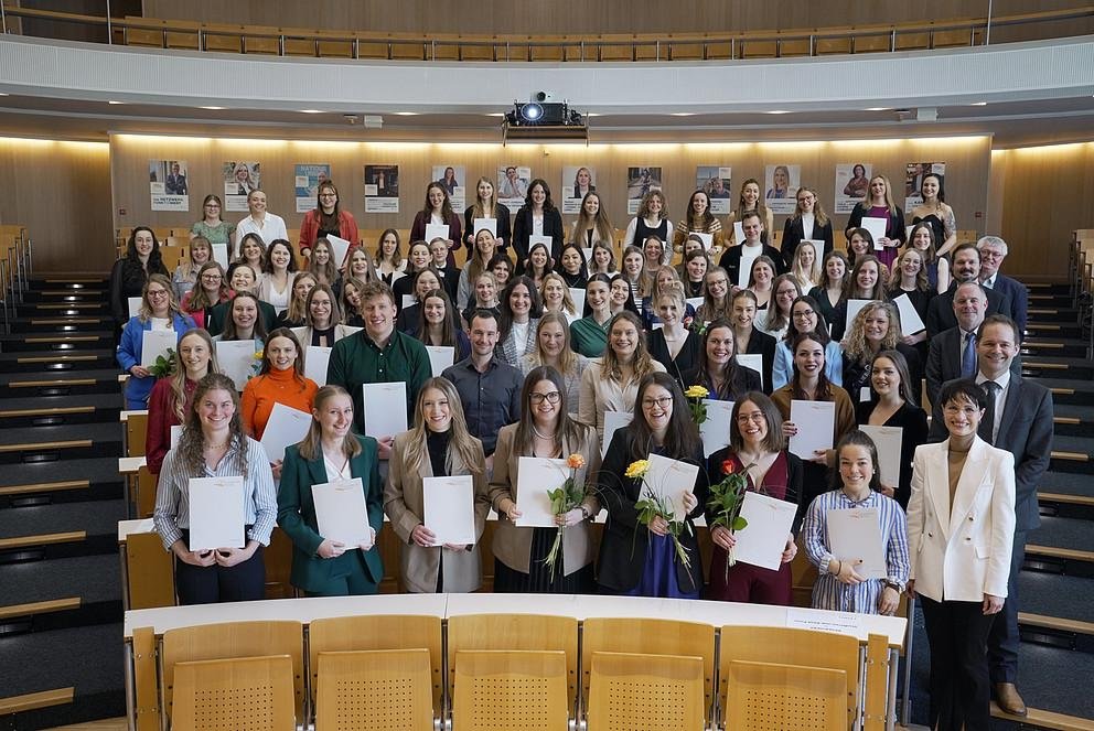 [Translate to Englisch:] Gruppenfoto der Abschlussfeier