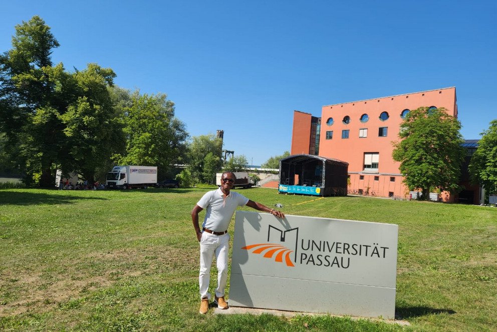 Prof. Dr. Dandy Dampson auf der Uniwiese Prof. Dr. Dandy Dampson