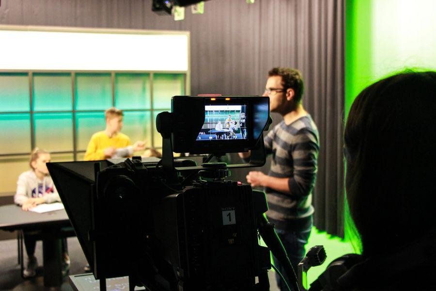 Am Familientag der Universit&auml;t Passau d&uuml;rfen sich Sch&uuml;lerinnen und Sch&uuml;ler u. a. im TV-Studio der Universit&auml;t ausprobieren. Foto: Universit&auml;t Passau 