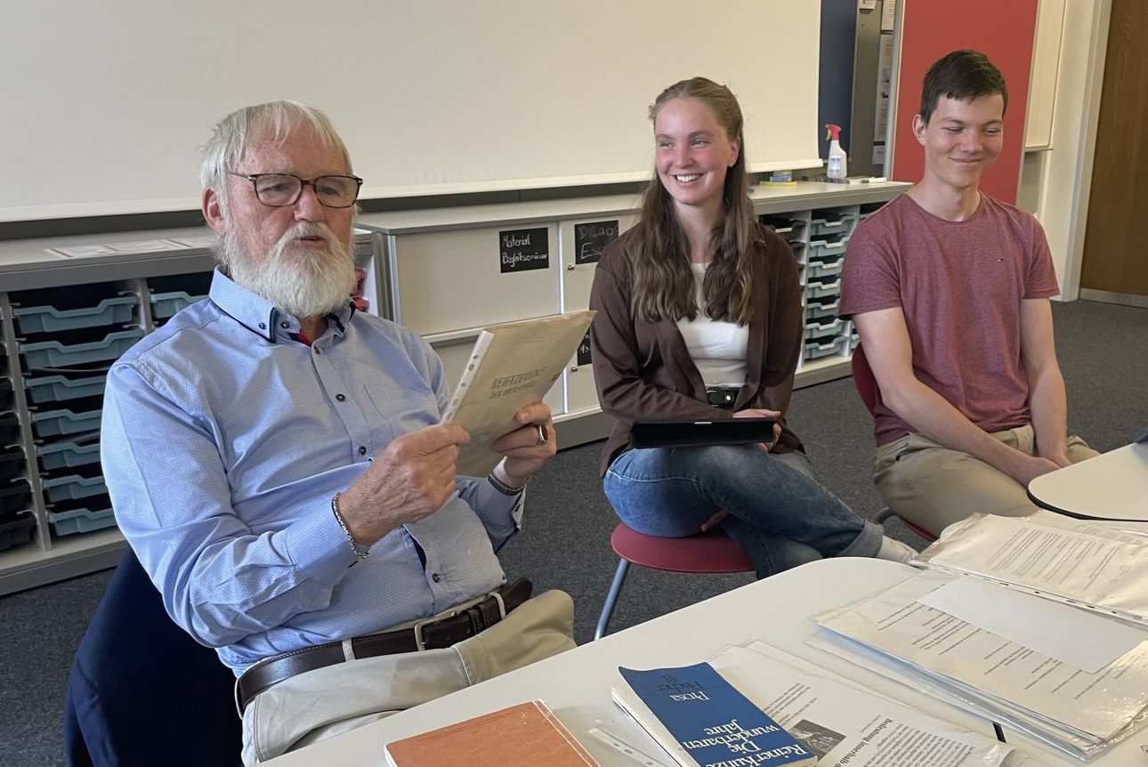 Peter Richter mit Studierenden