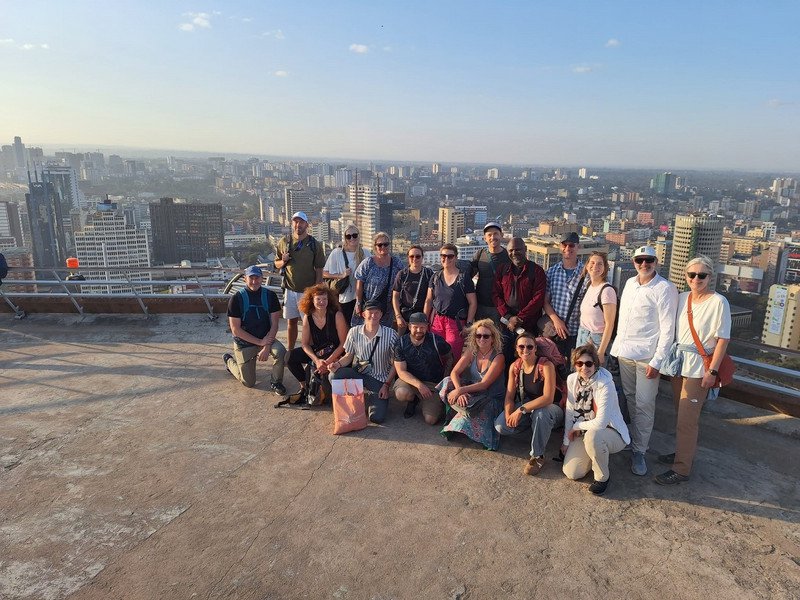 Die Exkursionsgruppe auf dem Tower des Kenyatta International Convention Centre (KICC) in Nairobi; Foto: Universität Passau/ Jonas Wagener.