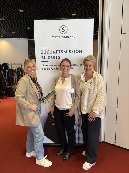 Das Passauer PReP Me-Team beim WandelBar-Kick-off in Bonn: (v.l.) Mittelschulmentorin Simone Rauch, Praktikumsamtsleiterin Dr. Magdalena Sonnleitner und Seminarrektorin Melanie  Neulinger-Seil; Foto: Suna Jatta, Stifterverband.