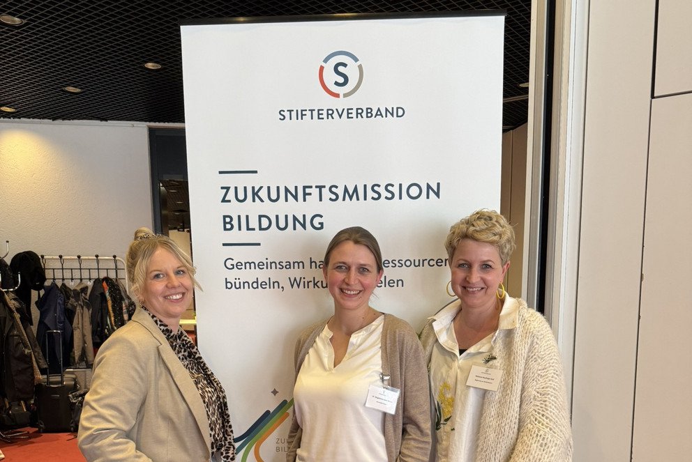 Das Passauer PReP Me-Team beim WandelBar-Kick-off in Bonn: (v.l.) Mittelschulmentorin Simone Rauch, Praktikumsamtsleiterin Dr. Magdalena Sonnleitner und Seminarrektorin Melanie  Neulinger-Seil; Foto: Suna Jatta, Stifterverband.