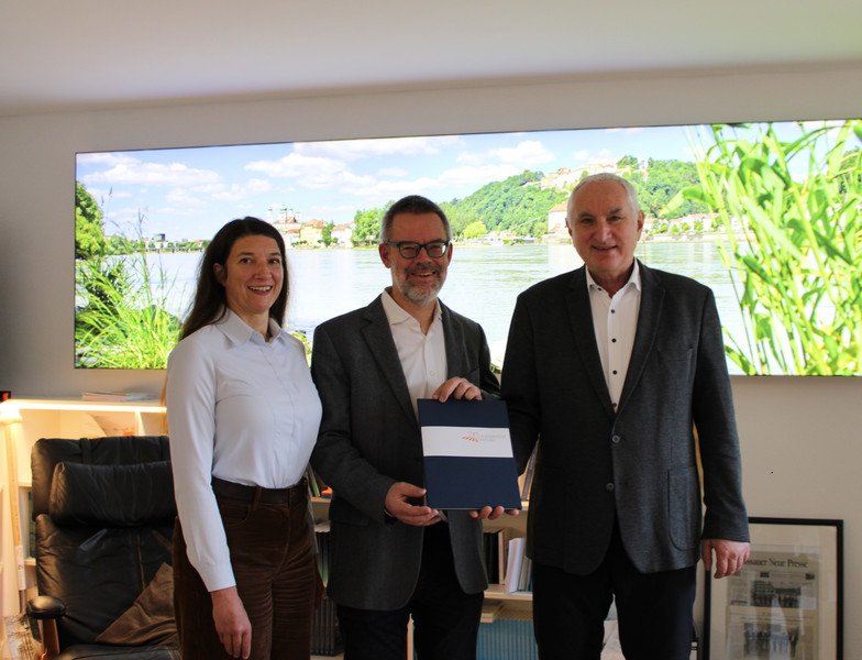 Prof. Dr. Ulrich Bartosch, Präsident der Universität Passau (1. v. r.), gemeinsam mit Vizepräsident Prof. Dr. Werner Gamerith, Vizepräsident für Transfer und interne Vernetzung mit der Querschnittsaufgabe Nachhaltigkeit, und Dr. Stefanie Wehner (1. v. l.), Leiterin der Stabstelle Klimaschutz, bei der Vorstellung der Nachhaltigkeitsstrategie, Foto: Universität Passau.