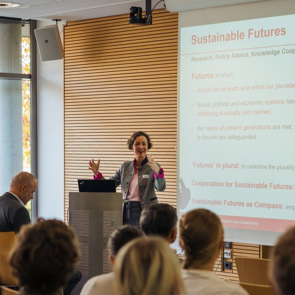 [Translate to Englisch:] Keynote-Speakerin Prof. Dr. Ann-Katharina Hornidge, Direktorin des German Institute of Development and Sustainability (IDOS) und Professorin für Globale nachhaltige Entwicklung, Universität Bonn.