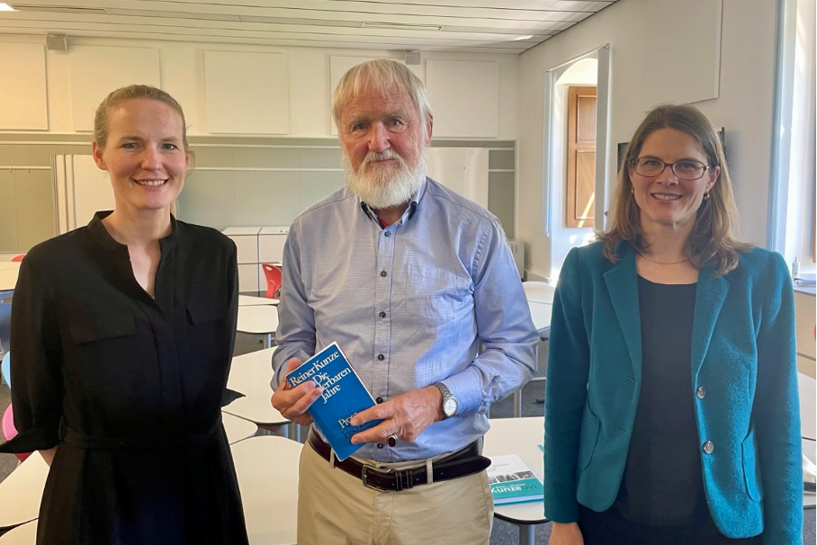 Peter Richter mit den Seminarleiterinnen Prof. Dr. Inken Heldt (l.) und Dr. Linda von Keyserlingk-Rehbein. Seine eigenen Kindheitserfahrungen sieht Herr Richter im Buch „Die wunderbaren Jahre“ von Reiner Kunze eindrucksvoll widergespiegelt. Als Hochschullehrer im Ausland (Südamerika bis Asien) hat er im Unterricht immer wieder auf dieses Buch Bezug genommen. 