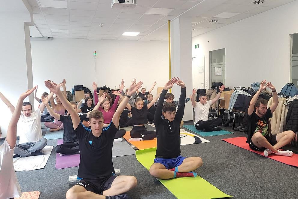 Gruppe macht Yoga