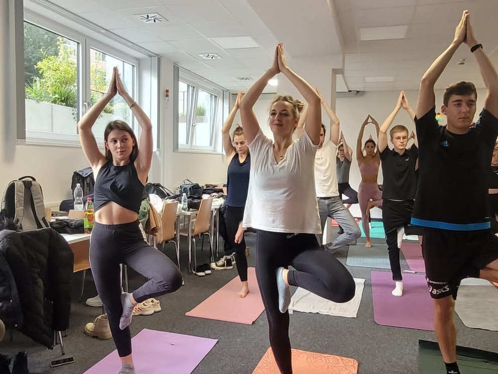 Gruppe macht Yoga