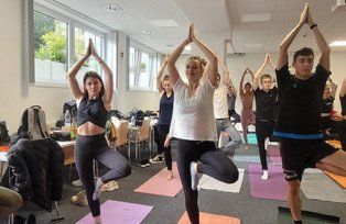 Gruppe macht Yoga