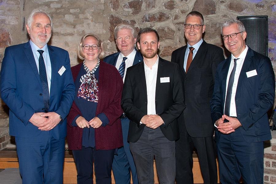 Prof. Dr. Ulrich Bartosch, Tanja Selmayr, Prof. Sigmund Gottlieb, Jonas Schaible, Dr. Markus Ederer und Dr. Fritz Audebert, Foto: Universit&auml;t Passau