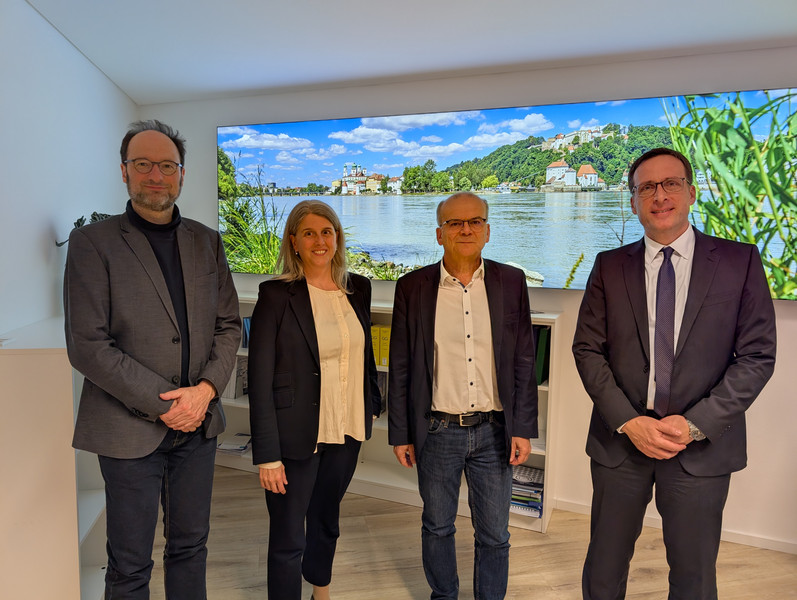 (v.l.) Vizepr&auml;sident Prof. Dr. Harald Kosch, Kanzlerin Barbara Tasch, Staatssekret&auml;r Dr. Rolf-Dieter  Jungk und Pr&auml;sident Prof. Dr. Jan Hendrik Schumann; Foto: Universit&auml;t Passau