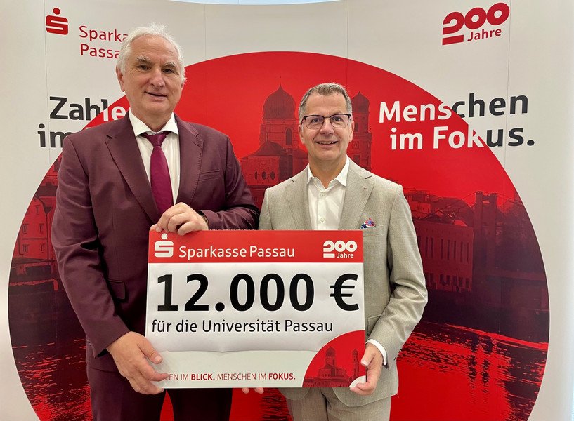 Prof. Dr. Ulrich Bartosch, Präsident der Universität Passau (l.), gemeinsam mit Christoph Helmschrott, Vorstandsvorsitzender der Sparkasse Passau, bei der Spendenübergabe: Foto: Universität Passau
