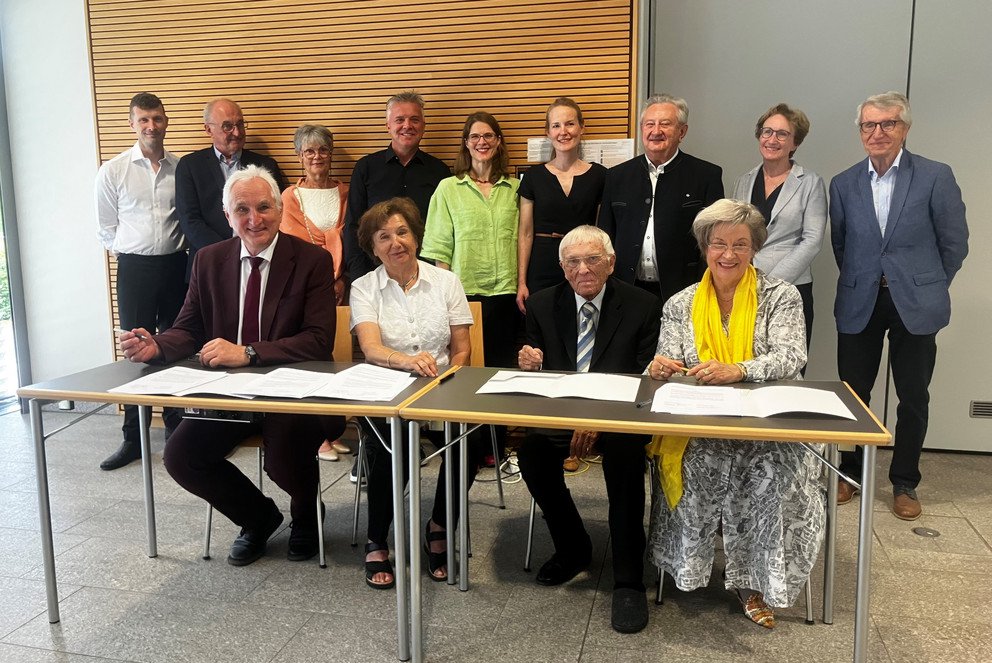 Besiegelten die künftige Kooperation im Vorhaben „Forschungs- und Reflexionslabor Demokratiebildung“: Präsident Prof. Dr. Ulrich Bartosch (von links), Roswitta Jany (Schwarz-Jany-Stiftung), Reiner Kunze und Renate Braun (Reiner und Elisabeth Kunze Stiftung). Mit ihnen freuen sich neben Vertreterinnen und Vertretern beider Stiftungen Altpräsident Prof. Dr. Walter Schweitzer (hinten von rechts), Landtagsabgeordnete Roswitha Toso, Altlandrat Franz Meyer sowie die wissenschaftlichen Impulsgeberinnen Prof. Dr. Inken Heldt und Dr. Linda Keyserlingk-Rehbein. 