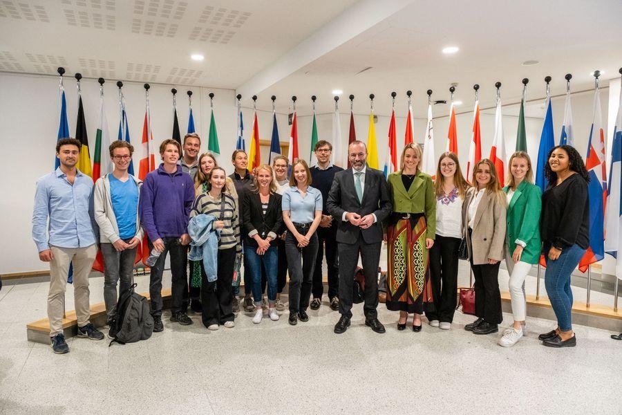 EVP-Fraktionsvorsitzender Manfred Weber (Mitte) mit den Wissenschaftlichen Mitarbeitern des Jean-Monnet-Lehrstuhls f&uuml;r Europ&auml;ische Politik Florence Reiter (5. von rechts) und Julian Plottka (7. von rechts); Foto: B&uuml;ro Manfred Weber 