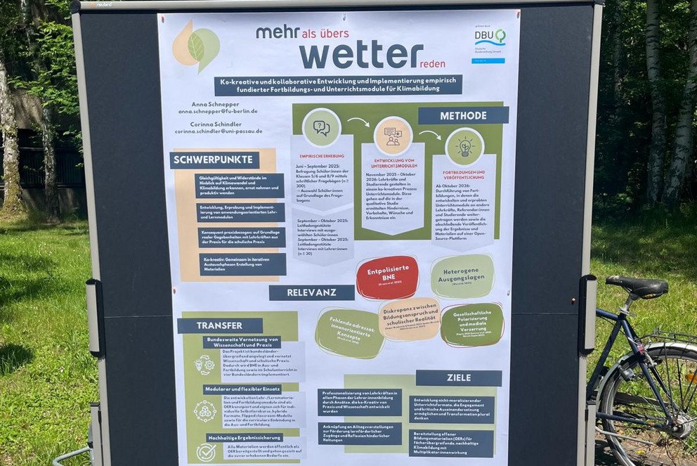 Das Poster des Projekts:Wetter, ist auf einer Pinnwand im Freien aufgehängt.
