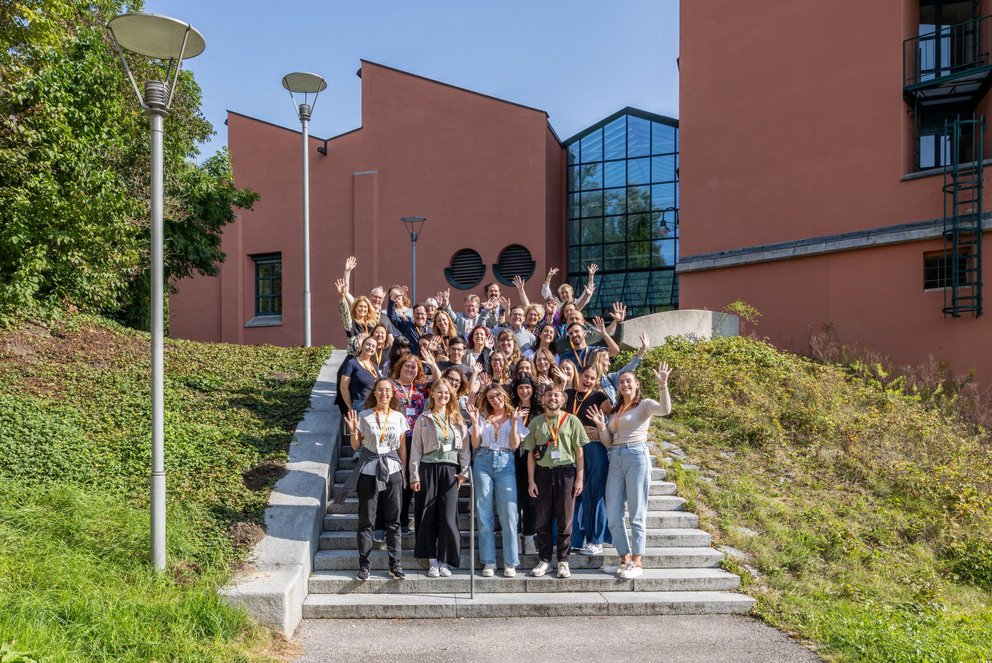 Gruppenfoto der BIP-Teilnehmenden auf der Treppe vor dem PHILO-Gebäude 