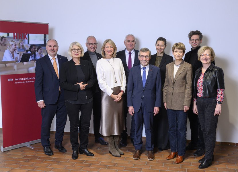 Das neue Präsidium der HRK (v.l.n.r.): Prof. Dr. Jörg Bagdahn, Prof. Dr. Ingeborg Schramm-Wölk, Prof. Dr. Georg Krausch, Prof. Dr. Anja Steinbeck, Prof. Dr. Ulrich Bartosch, Prof. Dr. Walter Rosenthal, Prof. Dr. Susanne Menzel-Riedl, Prof. Dr. Angela Ittel, Dr. Arne Zerbst, Prof. Dr. Ulrike Tippe (v.l.n.r.); Foto: Hermann Pentermann