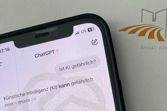 Auf einem Smartphone wird eine KI gefragt ob KI gefährlich ist und diese Antwortet darauf. 