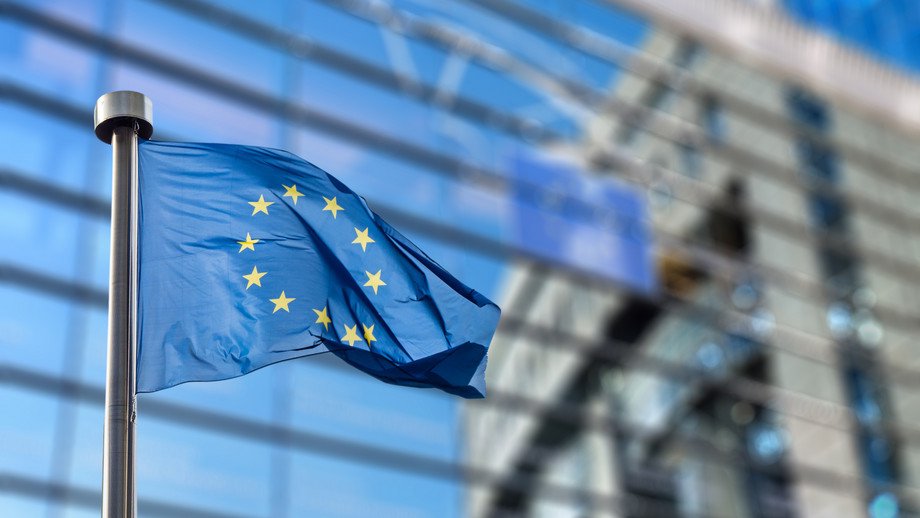 European Union flag against European Parliament EU Horizon Project POLINOCULATE – Psychological vaccination against disinformation using AI