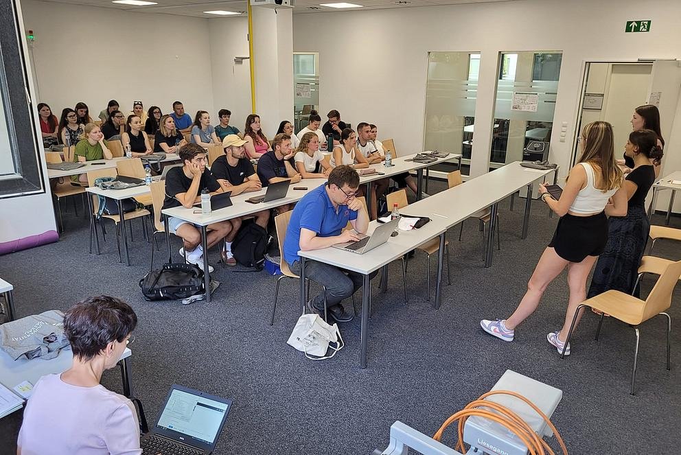 Gruppe Studierender in einem Seminarraum