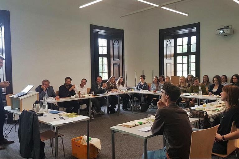 Dekoratives Bild der Kachel 'Symposien'