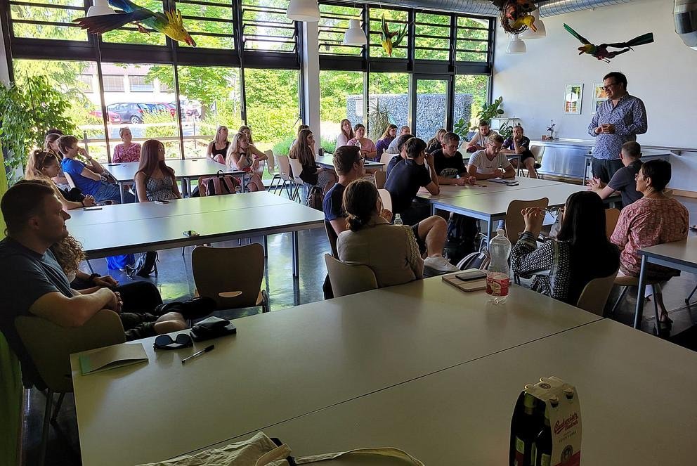 Studierende in einem Seminarraum