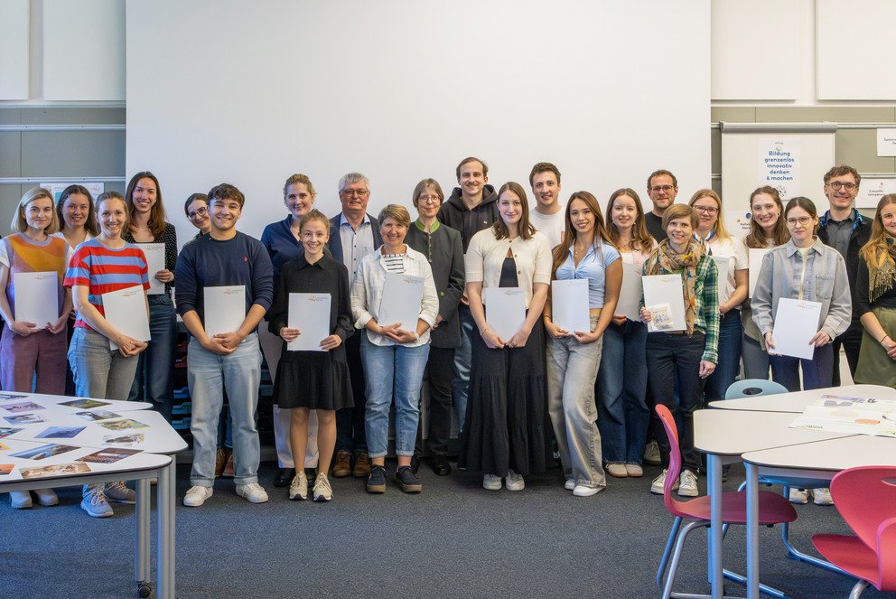 Gemeinsamer Abschluss der BNE-Fortbildung: Lehrkr&auml;fte aus ganz Bayern und Studierende der Universit&auml;t Passau kamen zur Zertifikats&uuml;bergabe ins &bdquo;Klassenzimmer der Zukunft&ldquo;. Au&szlig;erdem anwesend: Prof. Dr. Gabriele Schellberg, Prof. Dr. Hans Mendl, Matthias Fuchs, Michael Fuchs, Florian Stelzer (Leitungsteam fitESD.eu), Prof. Dr. Christina Hansen, Prof. Dr. Andreas Eberth (Lenkungskreis fitESD.eu), Angelika Herzog, Theres Denzinger und Luise Kwak (Projektteam fitESD.eu); Foto: Florian Stelzer.