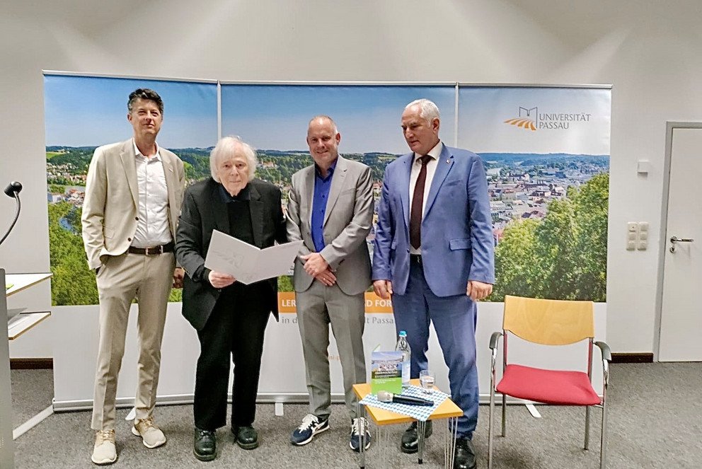 Prof. Dr. Markovits (2.v.l.) mit Präsident Prof. Sr. Ulrich Bartosch (r.), Dekan Prof. Dr. Maximilian Sailer  (2.v.r.) und dem Passauer Politologen Prof. Dr. Lars Rensmann (l.); Foto: Universität Passau