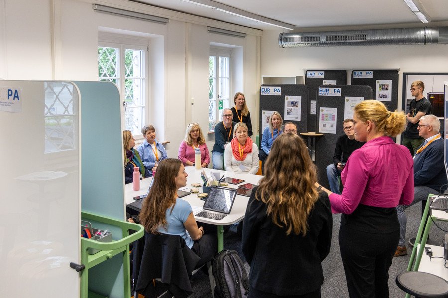 Kreativer Austausch im Maker Space der Universität Passau: Lehramtsstudierende und Lehrkräfte im Gespräch mit dem Team von fitESD.eu; Foto: Universität Passau/Florian Stelzer