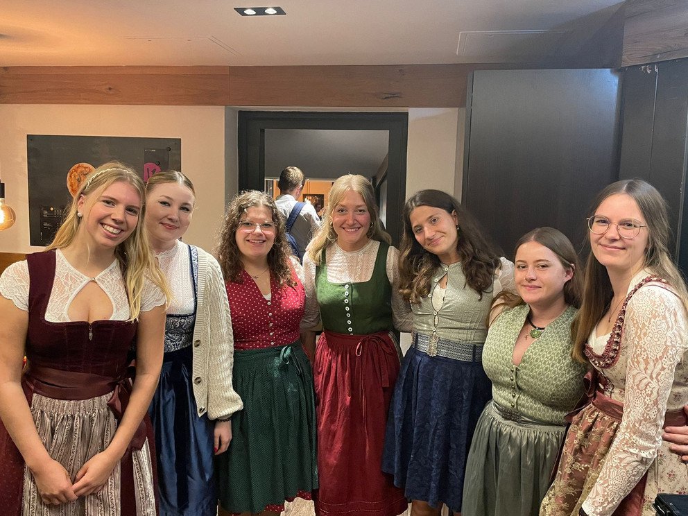 Gruppe Frauen in Tracht