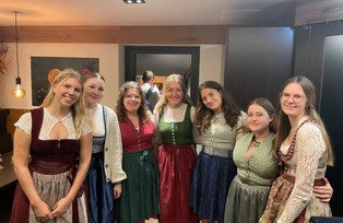 Gruppe Frauen in Tracht