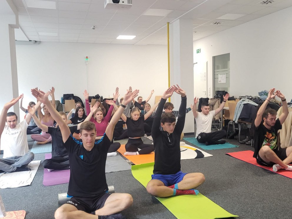 Gruppe macht Yoga