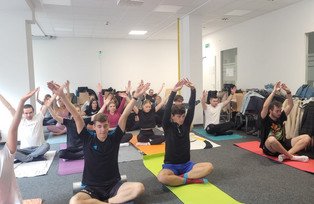 Gruppe macht Yoga