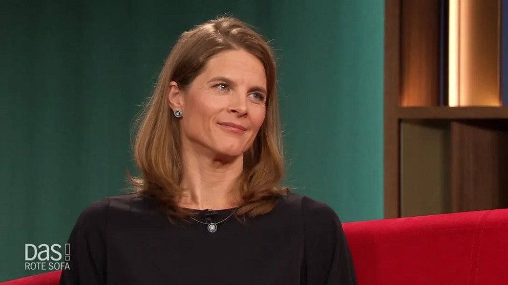 NS-Expertin Dr. Linda von Keyserlingk-Rehbein von der Universität Passau auf dem Roten Sofa des NDR (Screenshot aus der Sendung; Copyright: NDR)