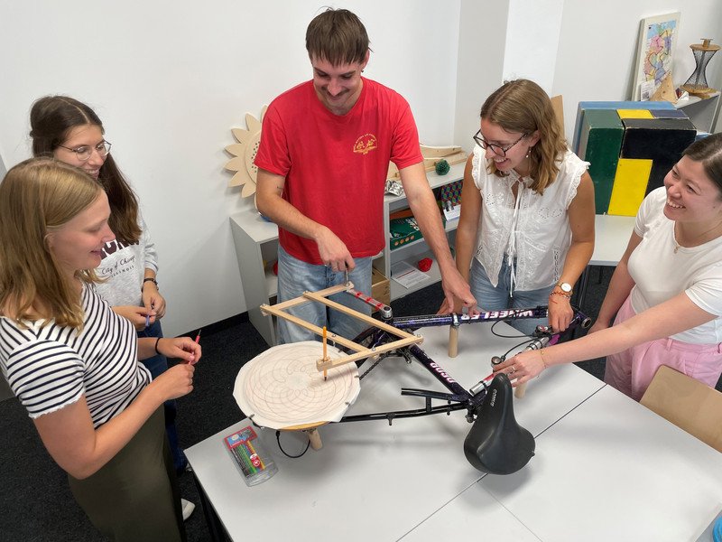 Tutorinnen und Tutoren beim Aufbau des Mathe-Museums in den neuen Räumen. Foto: Universität Passau