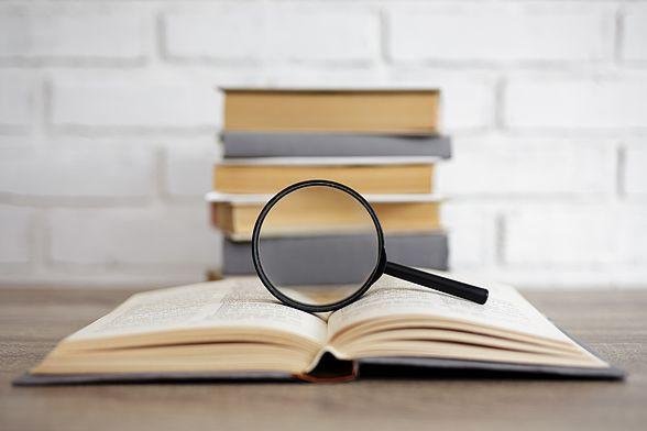 Buch und Lupe