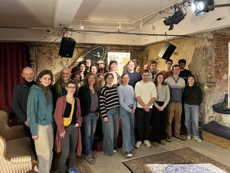 Studierende, Dozierende und Praxispartner bei der Abschlussveranstaltung im Kulturraum des Theatercafés; Foto: Ralf Becker Studierende, Dozierende und Praxispartner bei der Abschlussveranstaltung im Kulturraum des Theatercafés; Foto: Ralf Becker