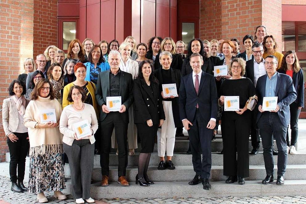 Regierungspräsident Rainer Haselbeck überreichte sieben niederbayerischen Schulen Urkunden für ihre Zertifizierung für das Schulentwicklungsprojekt „BegIN“.